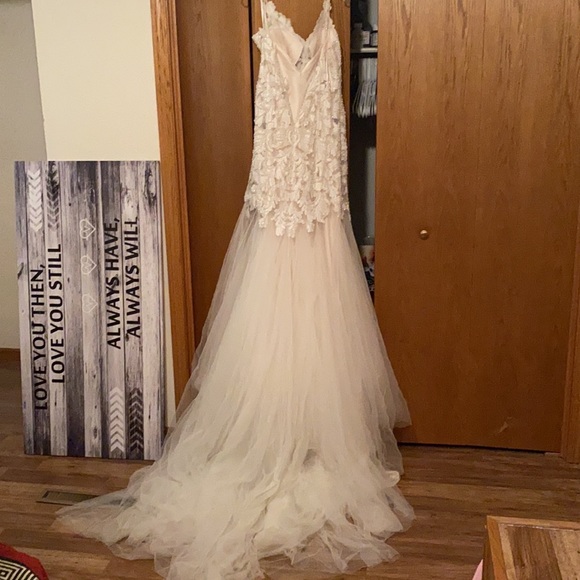 WEDDING DRESS!! ❤️❤️ - Picture 2 of 8